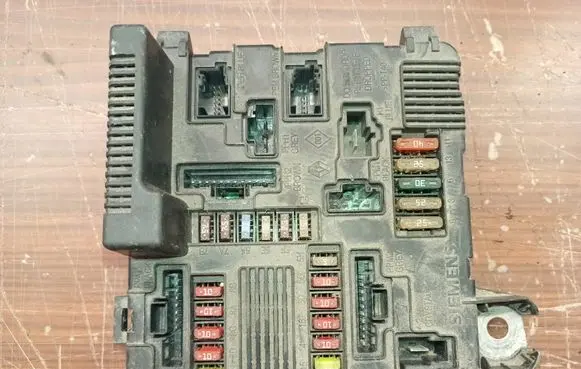 Renault Scenic II - Grand scenic II Fuse module 8200306032a