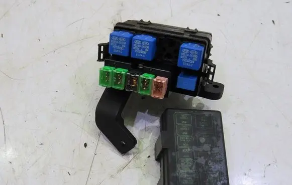 KIA Sorento Relay mounting block GMAUTO4574097