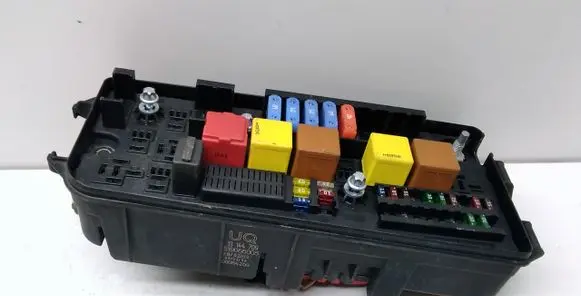 Opel Signum Fuse module 13144709 519066005 00064209