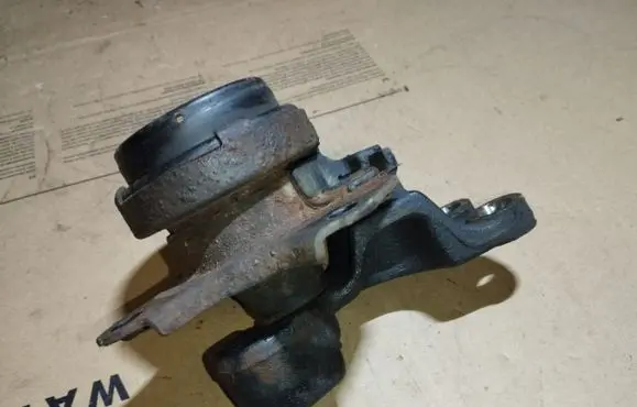 Honda FR-V Engine mount bracket
