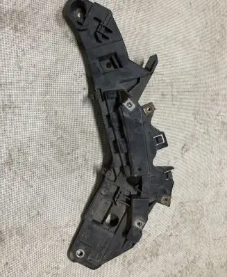 Front bumper mounting bracket