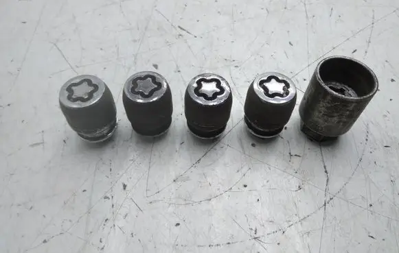 Hyundai i30 Anti-theft wheel nuts and lock 