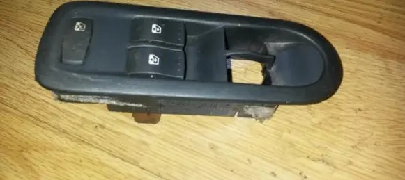 Renault Megane II Electric window control switch