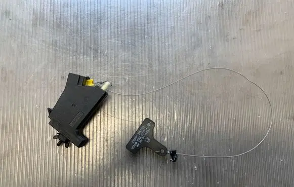 Hyundai Santa Fe Fuel tank cap lock motor 