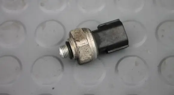 Nissan Qashqai Air conditioning (A/C) pressure sensor 42CP8