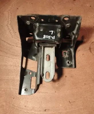 Peugeot 208 Engine mount bracket 9676570880