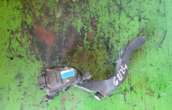 Volkswagen PASSAT B5 Accelerator throttle pedal 8D1723523G
