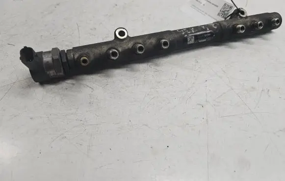 Volvo V70 Fuel main line pipe 8699179