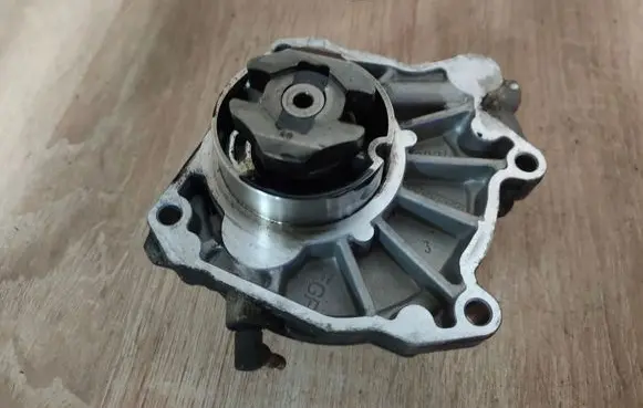 Volkswagen Touran I Vacuum pump 06T17170168