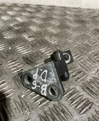 Volkswagen PASSAT B6 Front door upper hinge 3C0831402B