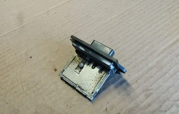 Nissan Note (E11) Heater blower motor/fan resistor