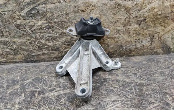Dacia Logan I Gearbox mounting bracket 8200043084 8200457080