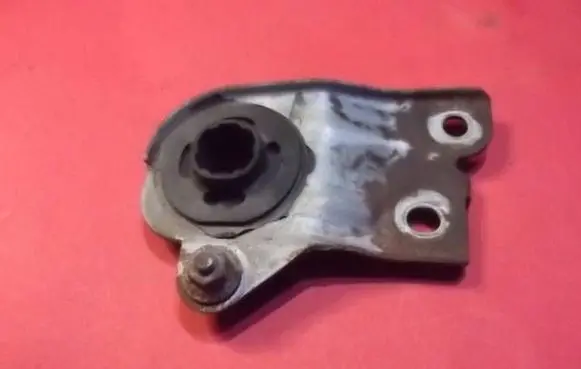Radiator mount bracket