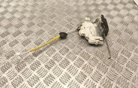 Audi A3 S3 8P Front door lock 4F1837016