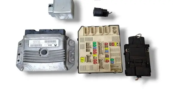 Renault Megane III Engine ECU kit and lock set 237101353R 237101370R