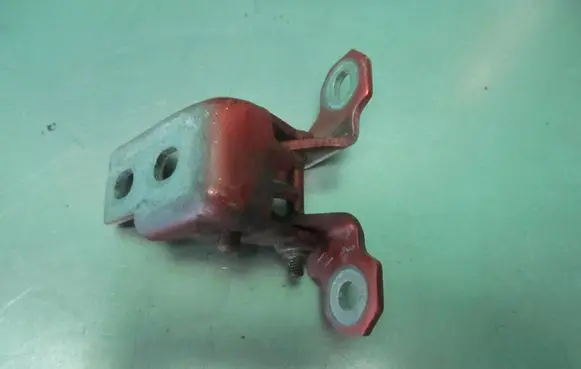 Renault Clio IV Front door lower hinge A073550