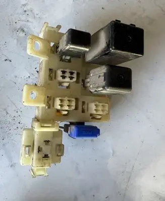Mitsubishi Pajero Relay mounting block 0667006480 MB183865