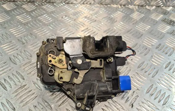 Volkswagen Polo Front door lock 3B1837016BQ