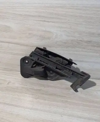 Front bumper mounting bracket