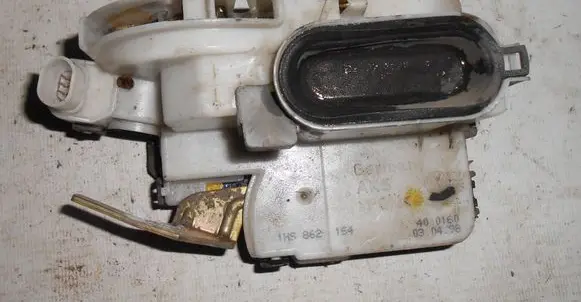 Volkswagen Polo III 6N 6N2 6NF Front door lock 1HS862154