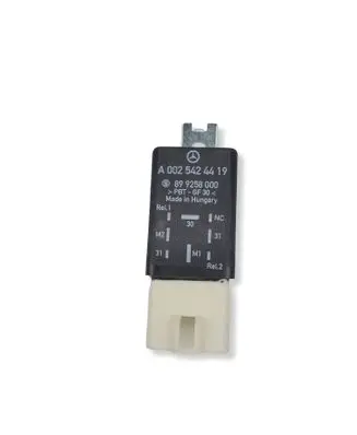 Mercedes-Benz Vito Viano W639 Coolant fan relay A0025424419