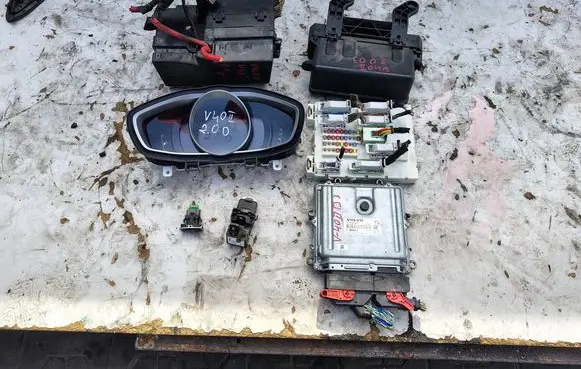 Volvo V40 Engine control unit/module 31336983