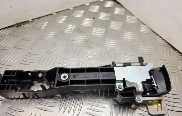 Nissan Navara D23 Front door exterior handle/bracket R4GN 4GN