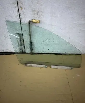 Volvo XC90 Front door window glass four-door