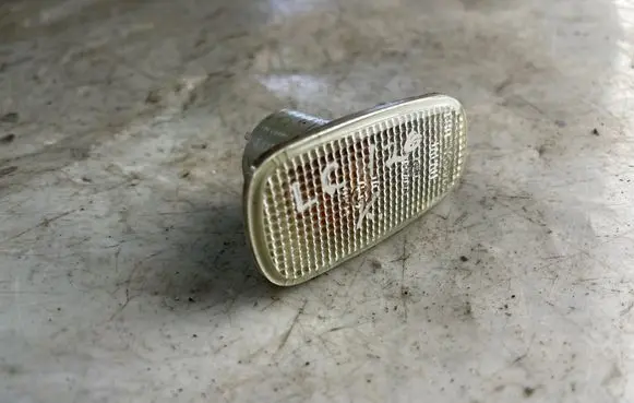 Front fender indicator light
