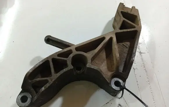 Opel Zafira B Engine mounting bracket 13125634