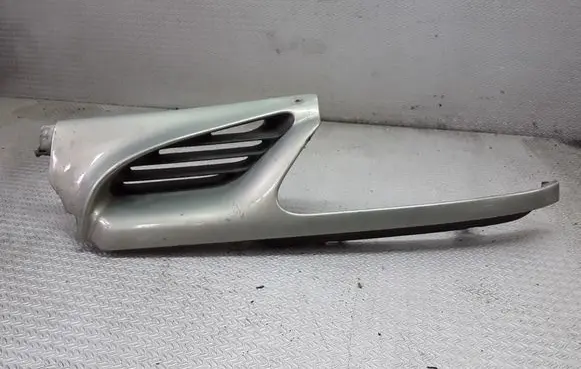Renault Scenic I Front bumper upper radiator grill 7700834200