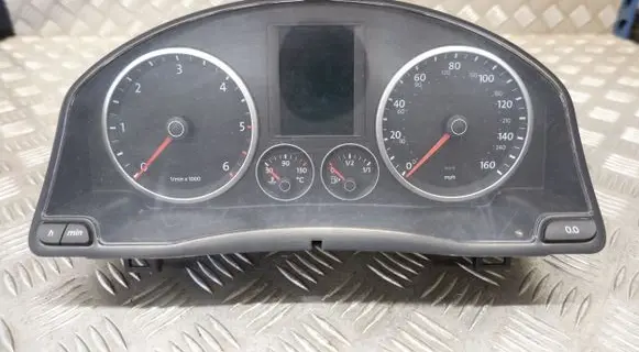Volkswagen Tiguan Speedometer (instrument cluster) 5N0920970D