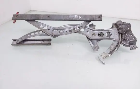 Volkswagen PASSAT B3 Front door manual window regulator 357837402