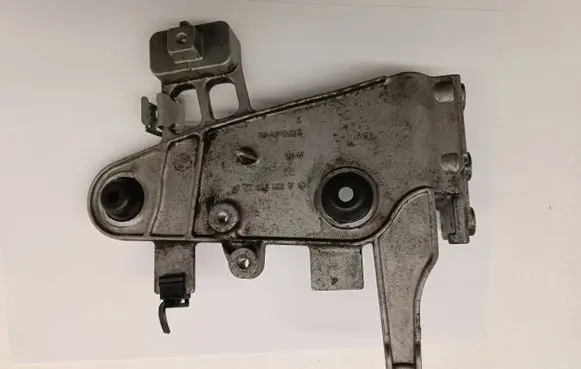 Mercedes-Benz C W204 Air filter cleaner box bracket assembly A6510902241 211550101