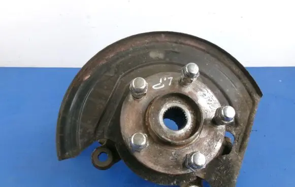 Nissan Juke I F15 Front wheel hub spindle knuckle
