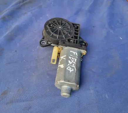 Ford Fiesta Front door window regulator motor 0130821938