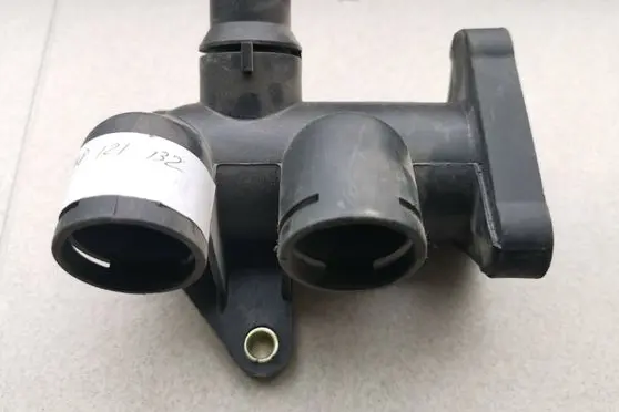 Volkswagen PASSAT B5 Engine coolant pipe/hose 058121132