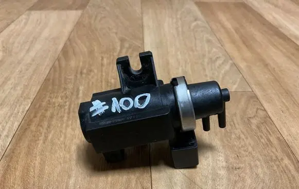BMW 5 E39 Turbo solenoid valve 72279600 2247906