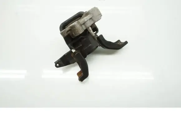 Lexus CT 200H Engine mount bracket