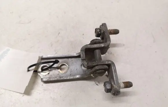Mitsubishi Grandis Rear door lower hinge