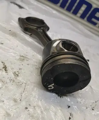 Volvo V40 Cross country Piston with connecting rod