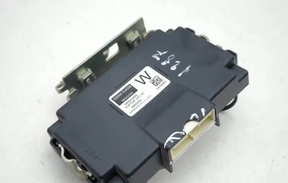 Nissan Navara D23 Transfer box differential control unit 330845JK0B 2418062 M0043404