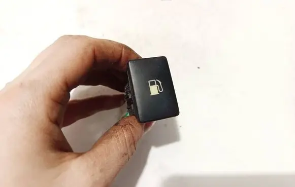 Toyota Avensis T270 Fuel tank opening switch 15c252