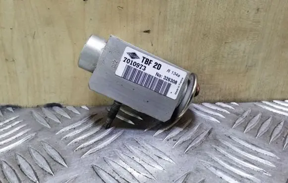 Volvo XC70 Air conditioning (A/C) expansion valve 7010973