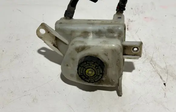 Toyota Yaris Power steering fluid tank/reservoir