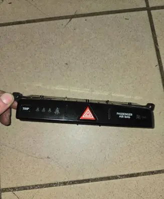 Hyundai i20 (PB PBT) Hazard light switch 937501J510 SCE2