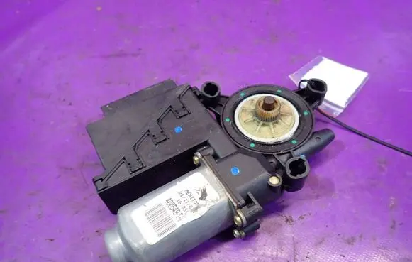 Skoda Fabia Mk1 (6Y) Front door window regulator motor 6Q1959802