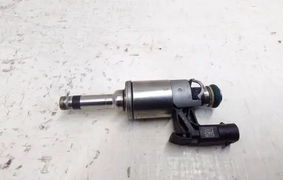 Audi A4 S4 B9 Fuel injector 0261500477 04E133036A
