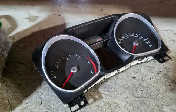 Speedometer (instrument cluster)