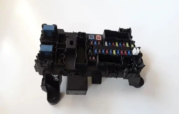 Suzuki Grand Vitara II Fuse module 64J0